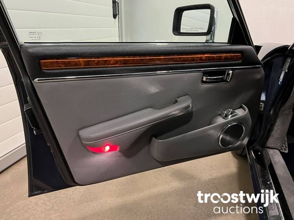 Daimler Double Six 6.0 V12 Serie 3 Car