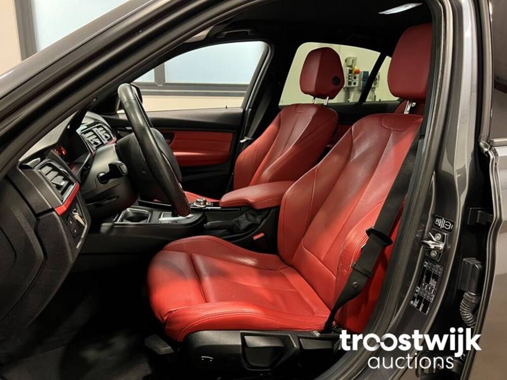 BMW 320i Executive Sportline 3-serie Car