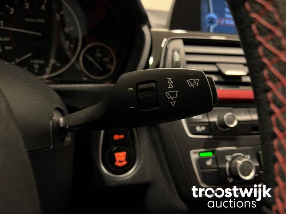 BMW 320i Executive Sportline 3-serie Car