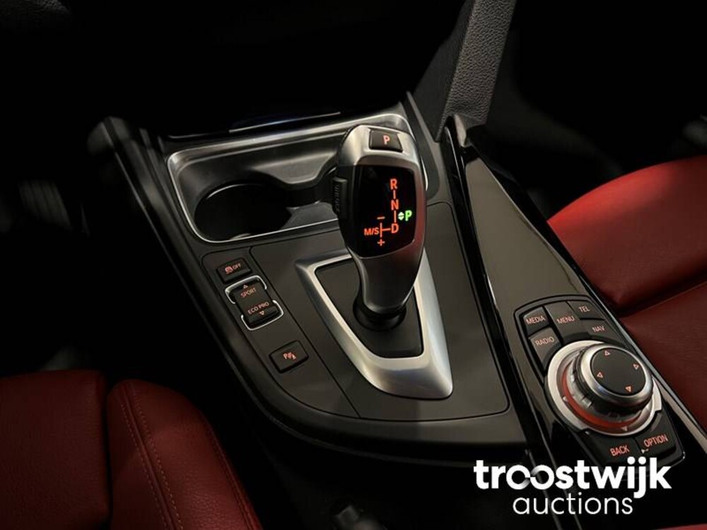 BMW 320i Executive Sportline 3-serie Car