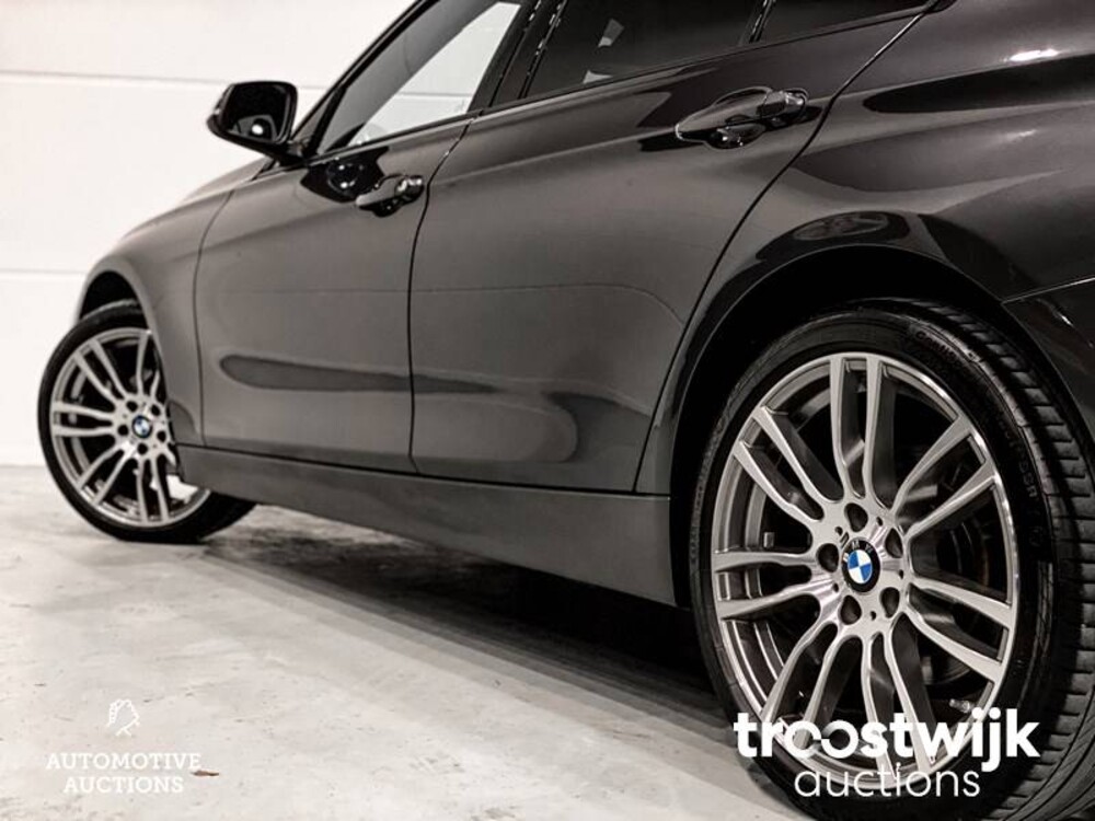 BMW 320i Executive Sportline 3-serie Car