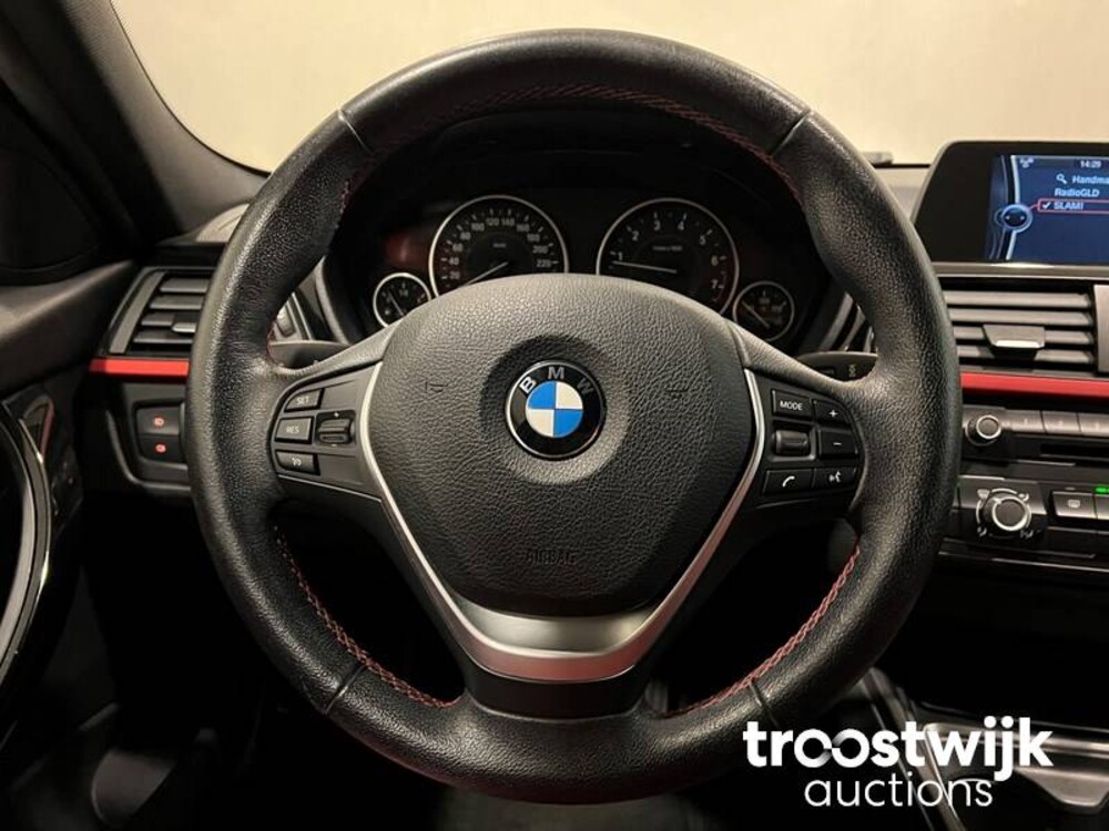 BMW 320i Executive Sportline 3-serie Car