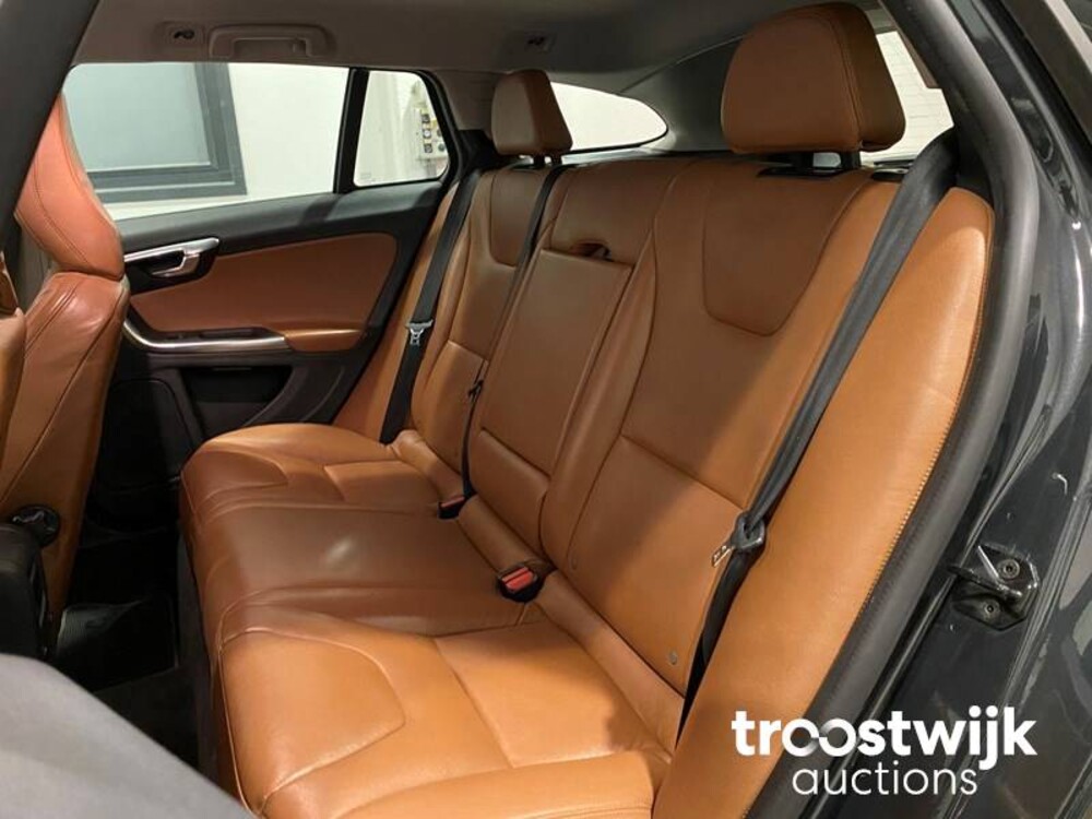 Volvo V60 1.6 T3 R-Design Car