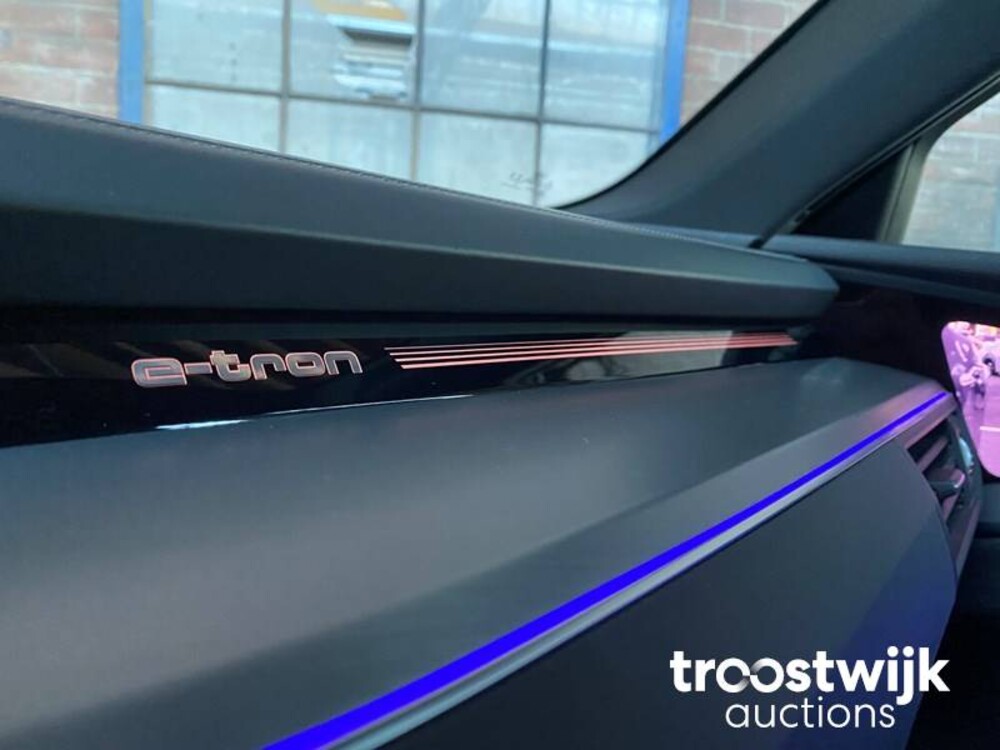 Audi e-tron EDITION ONE 55 Quattro Advanced 95 kWh 215pk 2018 -Orig NL-, XH-842-D