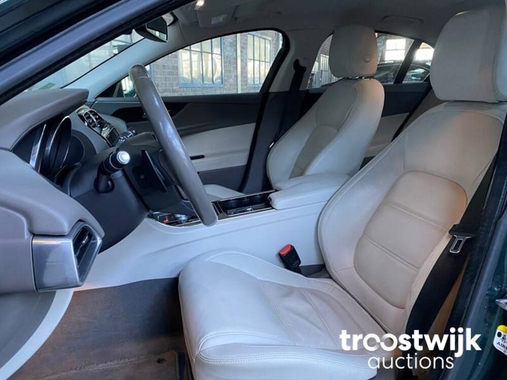 Jaguar XE 2.0 D R-Sport -Orig. NL- 163pk 2016, JP-175-P