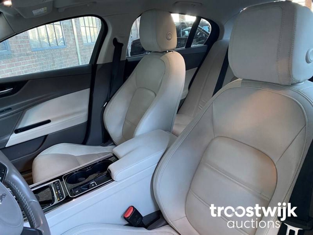 Jaguar XE 2.0 D R-Sport -Orig. NL- 163pk 2016, JP-175-P