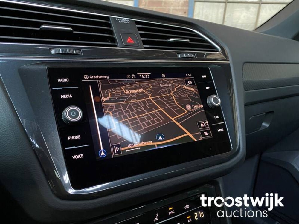 Volkswagen Tiguan R-Line TSI Life Business 150pk 2021 -Fabrieksgarantie-, L-969-ZS