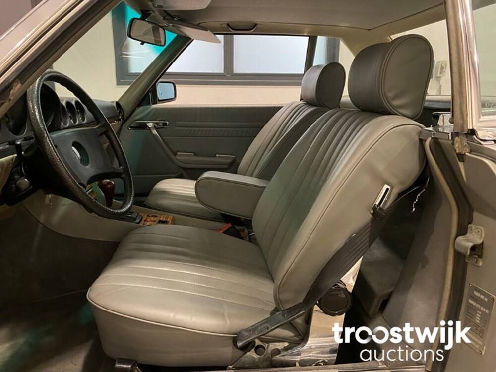 Mercedes-Benz 500SL W107-046 Auto