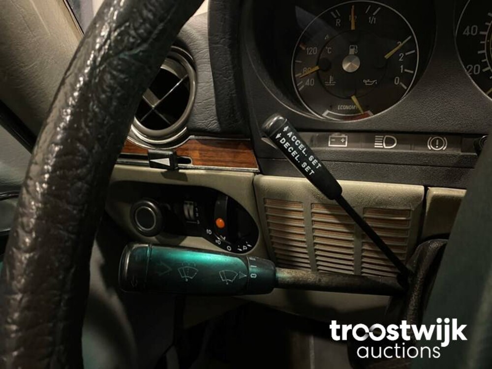 Mercedes-Benz 500SL W107-046 Auto