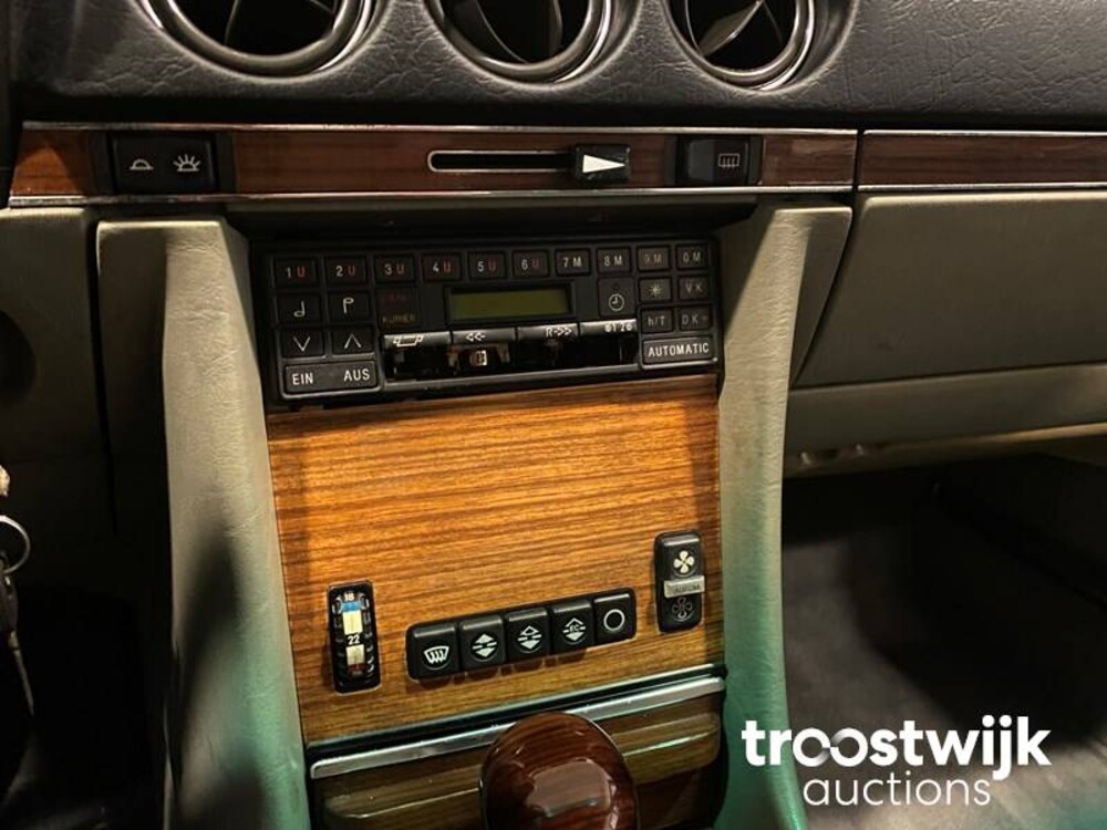 Mercedes-Benz 500SL W107-046 Auto