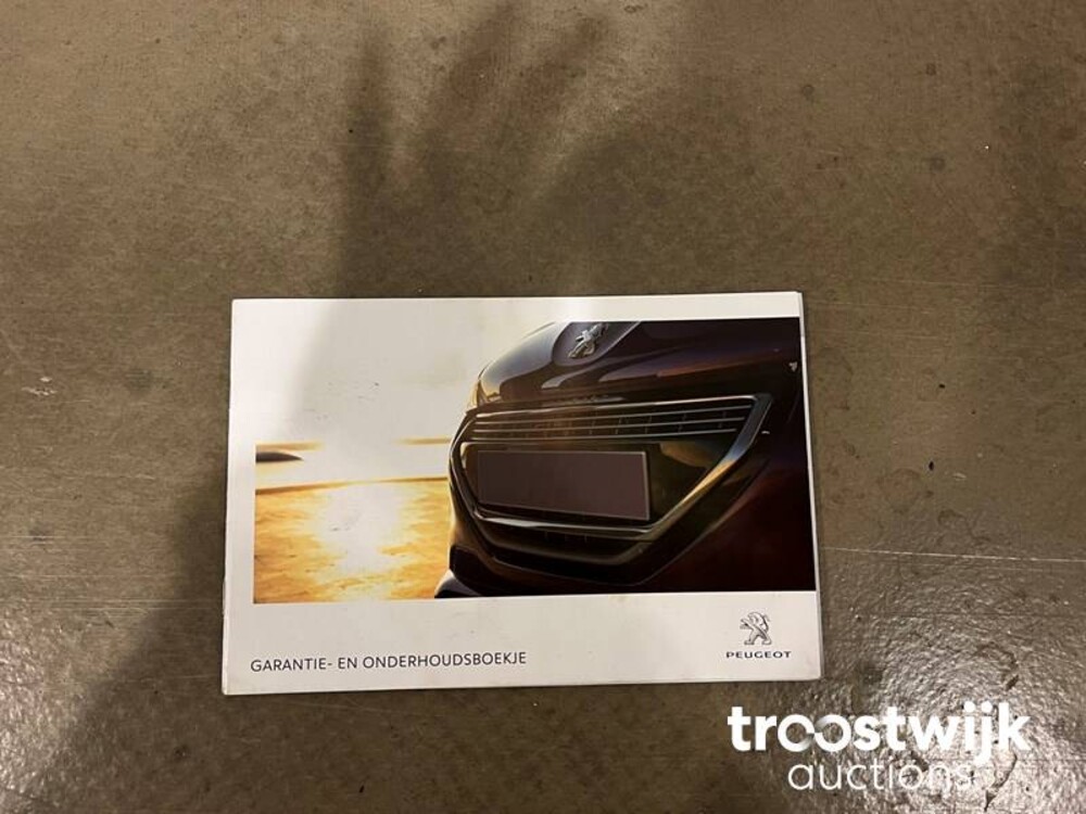 Peugeot 2008 1.2 VTi Allure Pack Premium Plus Auto