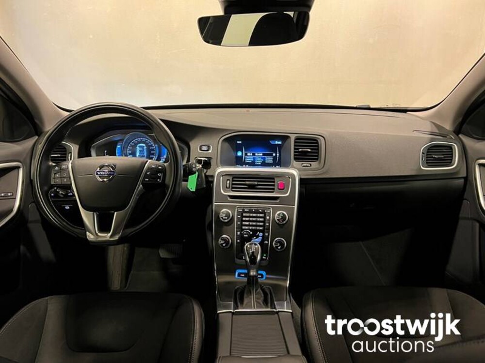 Volvo V60 2.4 D6 AWD Plug-In Hybrid Momentum Auto