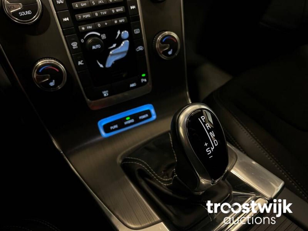 Volvo V60 2.4 D6 AWD Plug-In Hybrid Momentum Auto