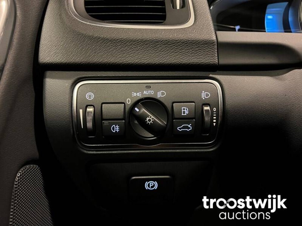 Volvo V60 2.4 D6 AWD Plug-In Hybrid Momentum Auto