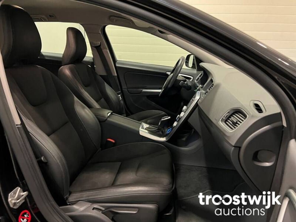 Volvo V60 2.4 D6 AWD Plug-In Hybrid Momentum Auto