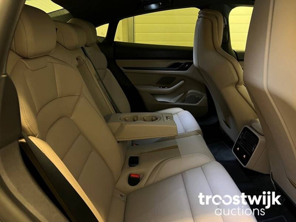 Porsche Taycan Turbo SportChrono SportDesign 680pk 2020