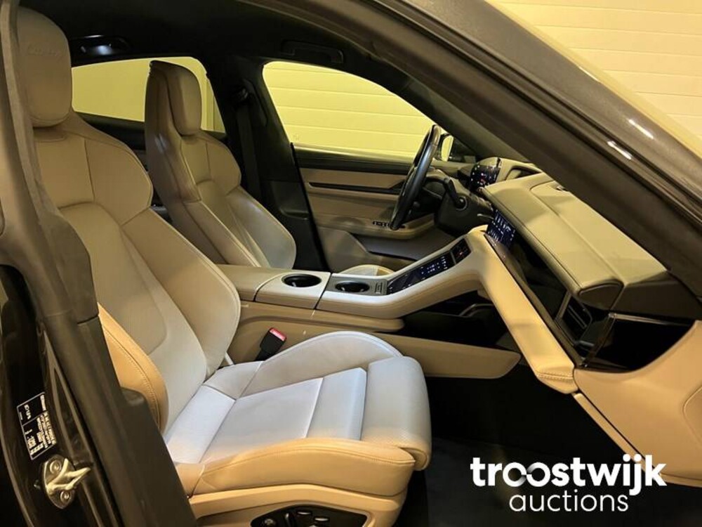 Porsche Taycan Turbo SportChrono SportDesign 680pk 2020