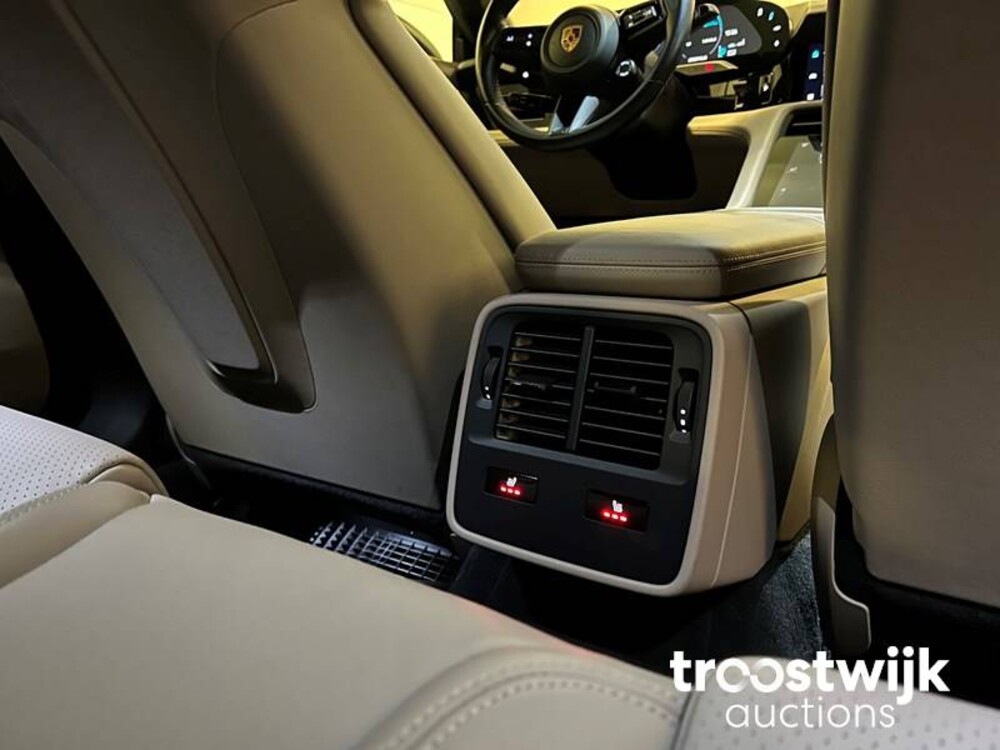 Porsche Taycan Turbo SportChrono SportDesign 680pk 2020