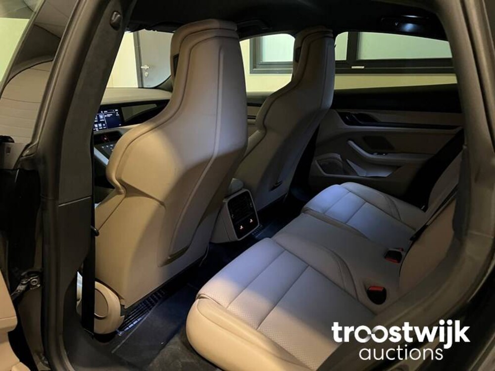 Porsche Taycan Turbo SportChrono SportDesign 680pk 2020