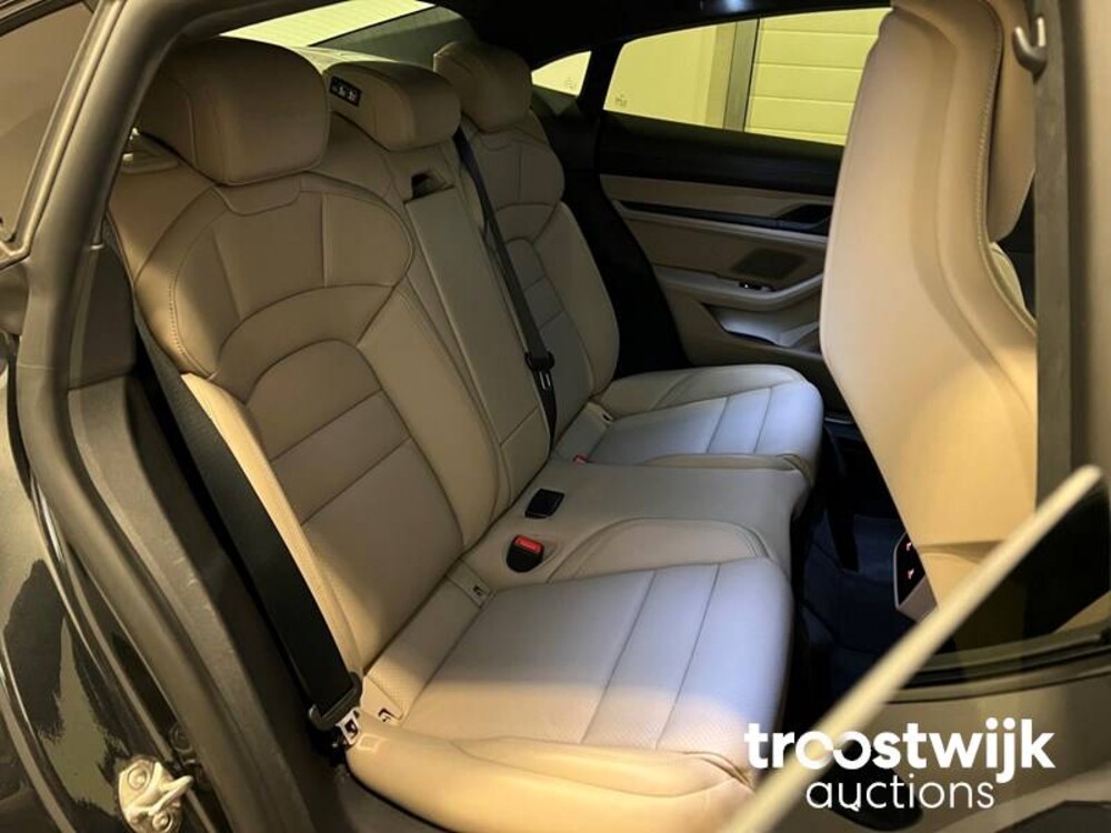 Porsche Taycan Turbo SportChrono SportDesign 680pk 2020