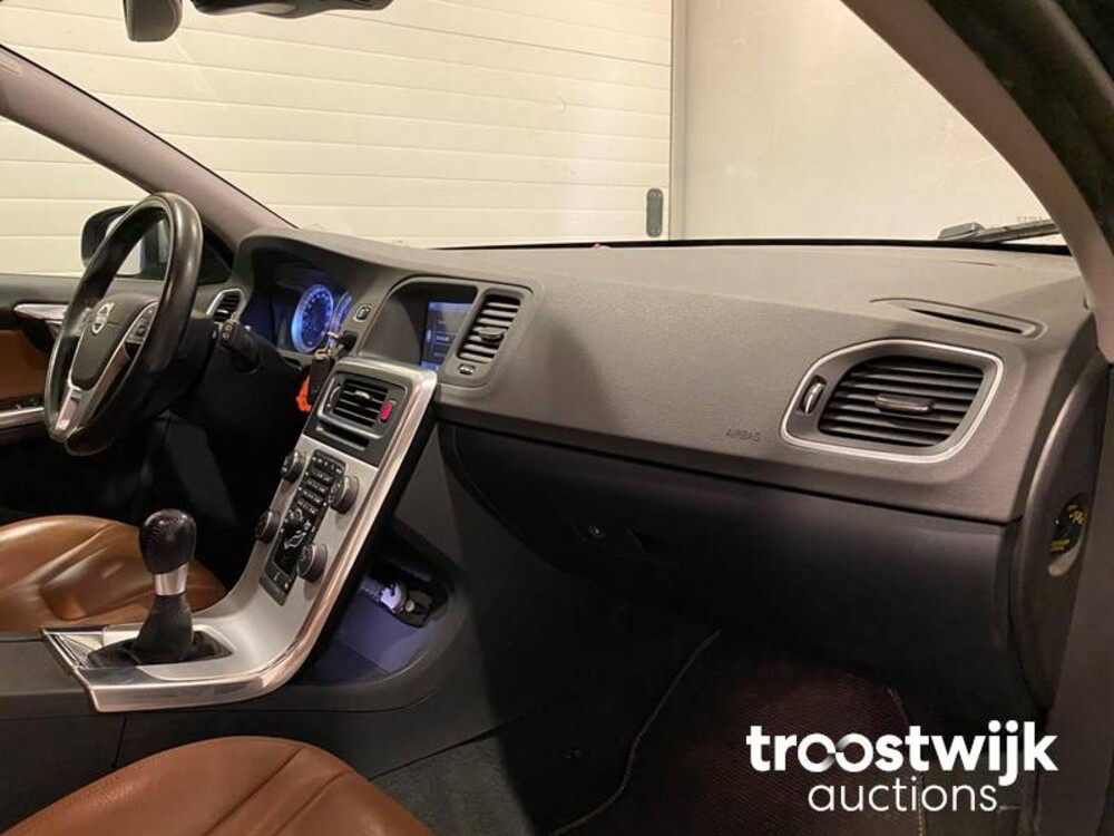 Volvo V60 1.6 T3 R-Design Auto