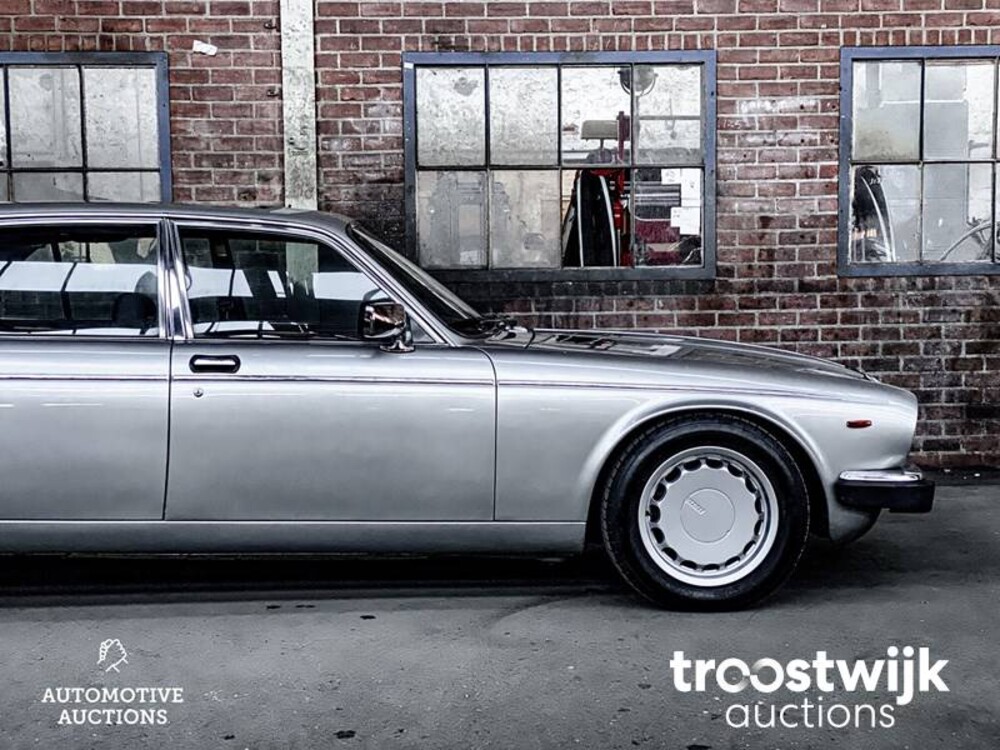 Jaguar Daimler XJ 5.3 V12  Car