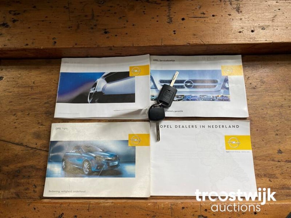 Opel Tigra TwinTop Cosmo Car