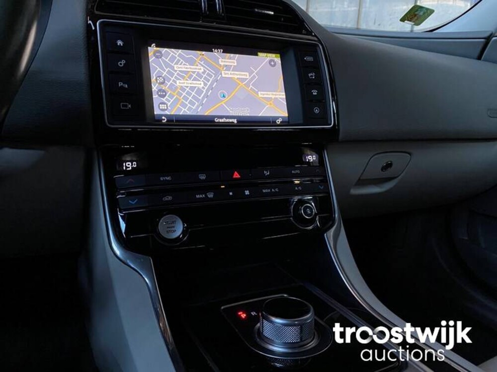 Jaguar XE 2.0 D R-Sport Car