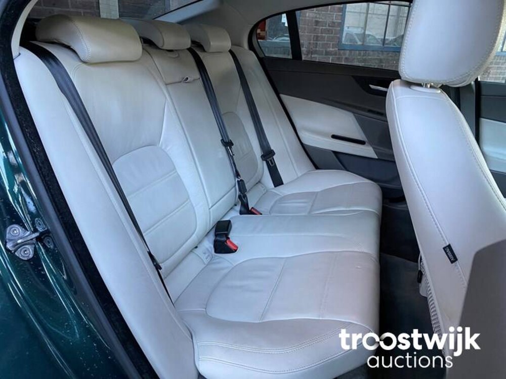 Jaguar XE 2.0 D R-Sport Car