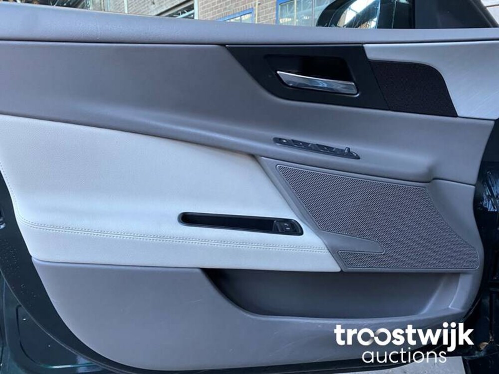 Jaguar XE 2.0 D R-Sport Car