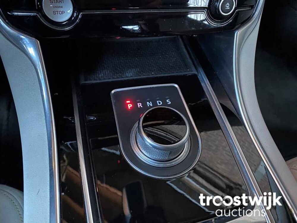 Jaguar XE 2.0 D R-Sport Car