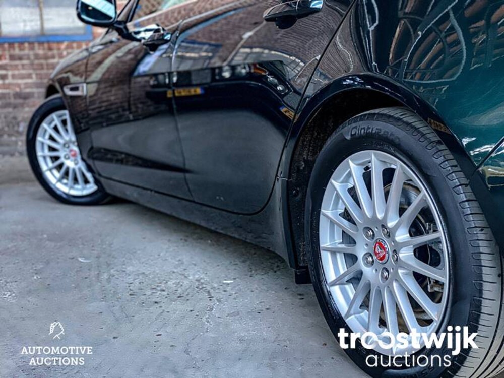 Jaguar XE 2.0 D R-Sport Car