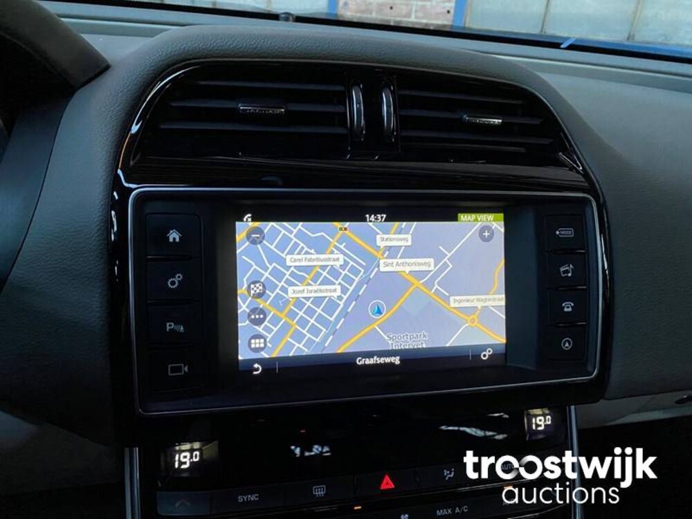 Jaguar XE 2.0 D R-Sport Car