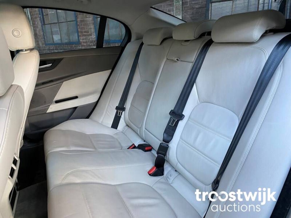 Jaguar XE 2.0 D R-Sport Car