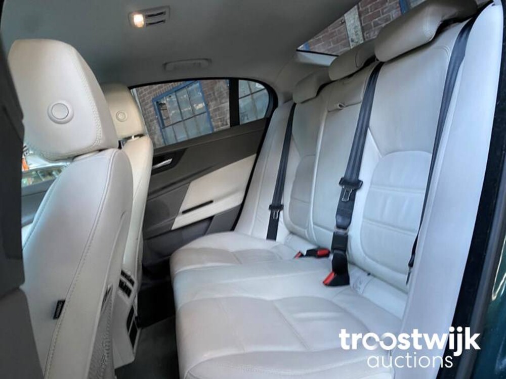 Jaguar XE 2.0 D R-Sport Car