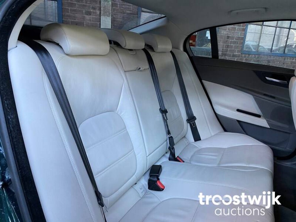 Jaguar XE 2.0 D R-Sport Car