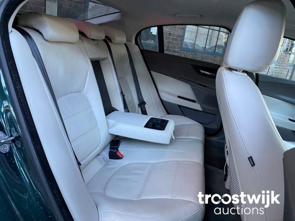 Jaguar XE 2.0 D R-Sport Car