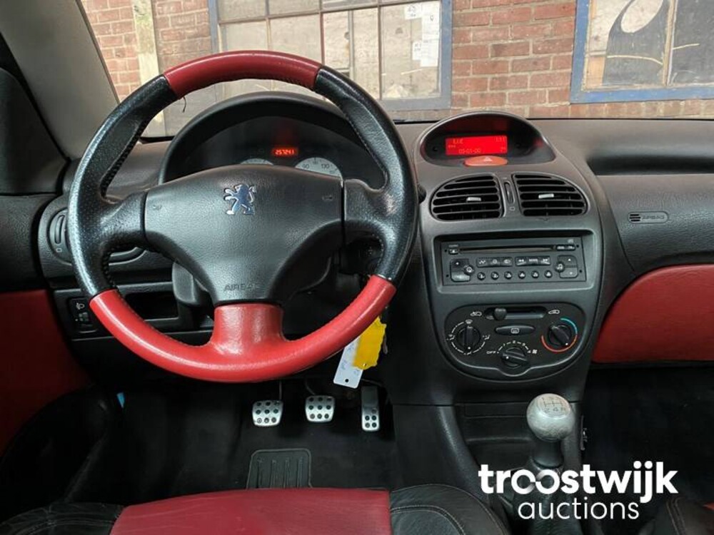 Peugeot 206 CC 2.0-16V Car