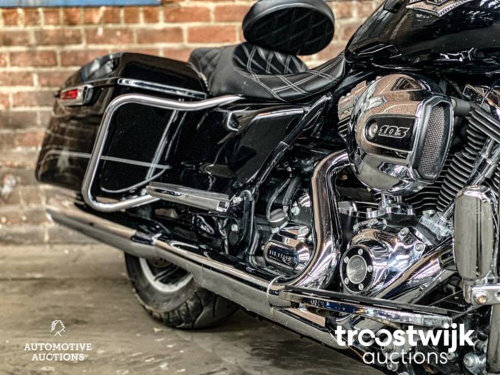 Harley-Davidson Road King FLHR Cruiser Motorcycle