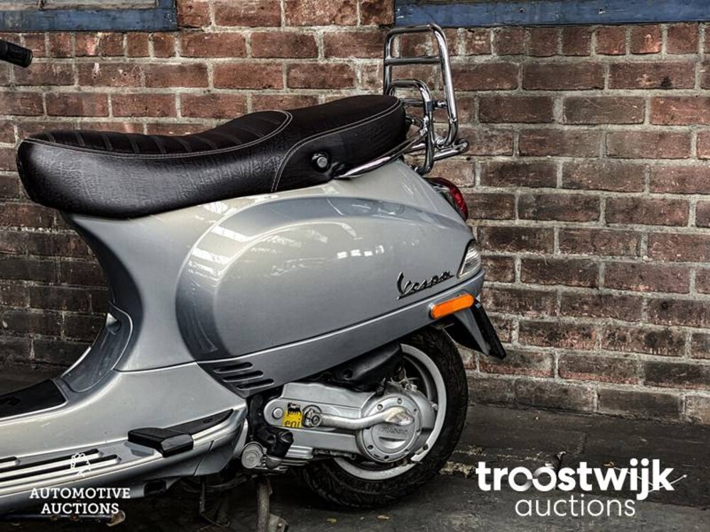 Piaggio Vespa LX50 Roller