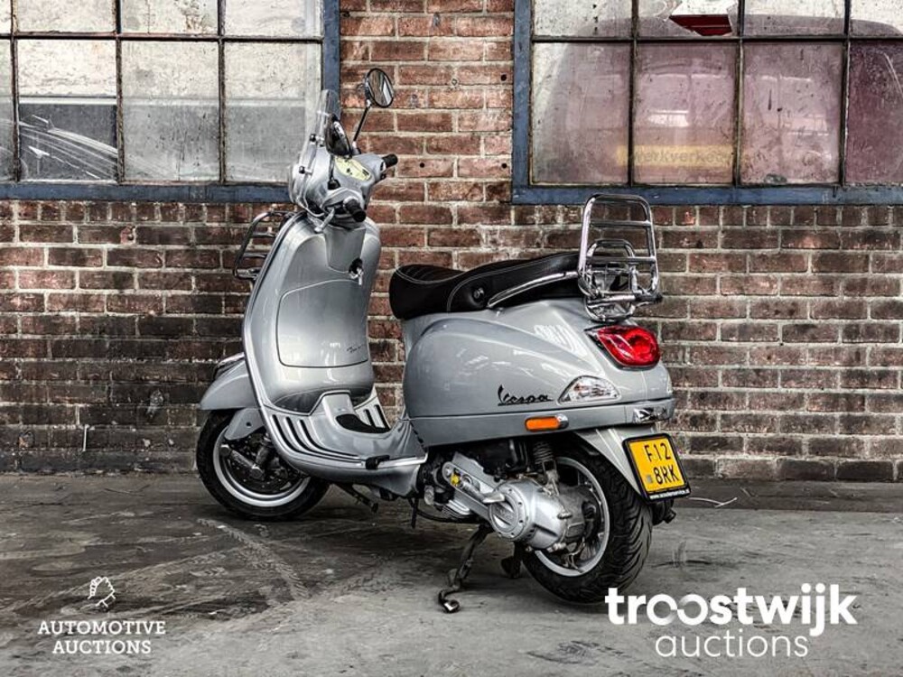 Piaggio Vespa LX50 Roller