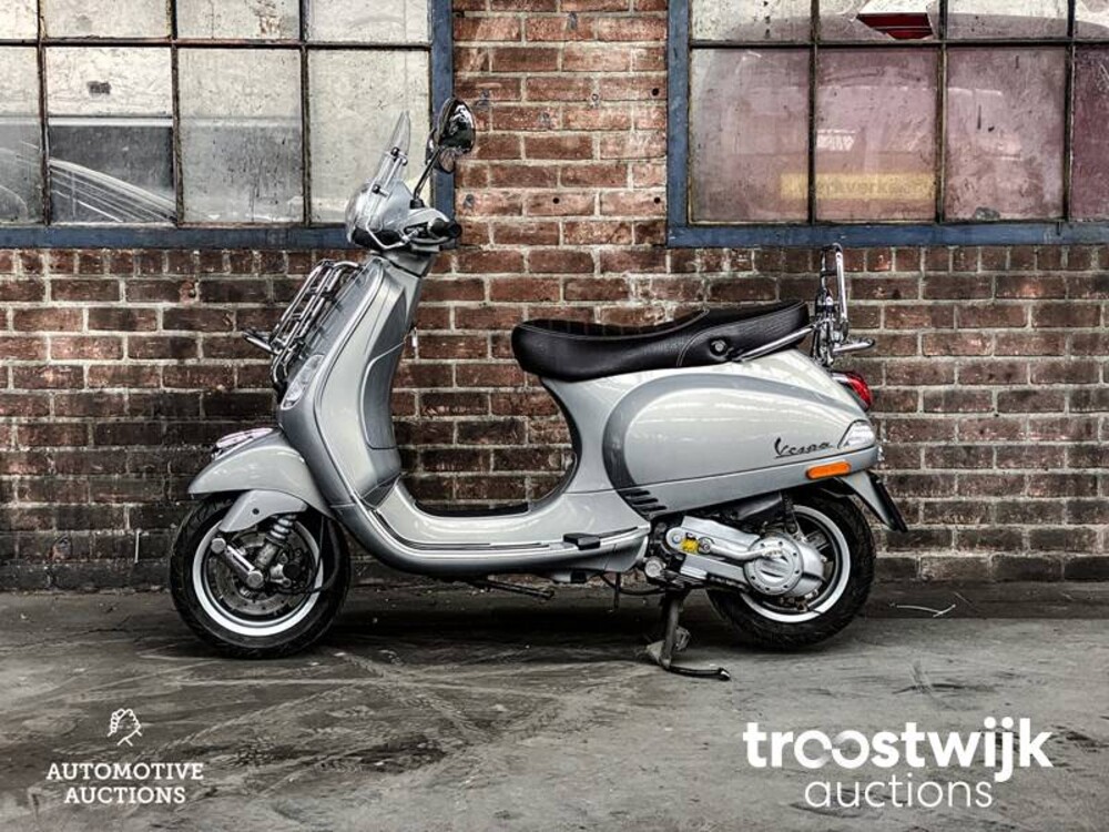 Piaggio Vespa LX50 Roller