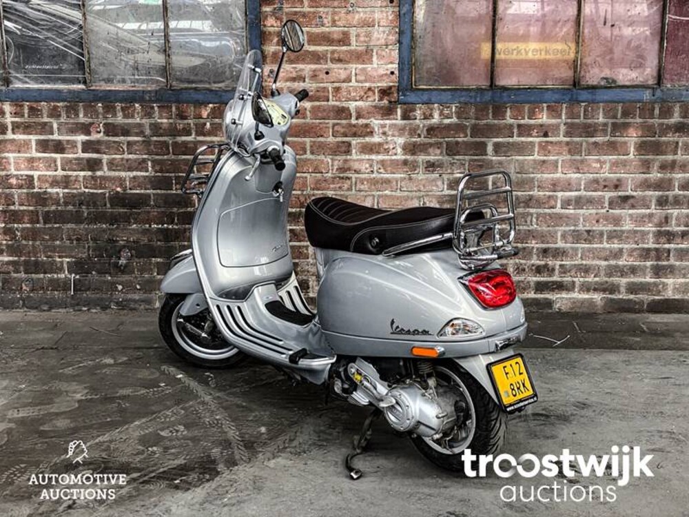 Piaggio Vespa LX50 Roller