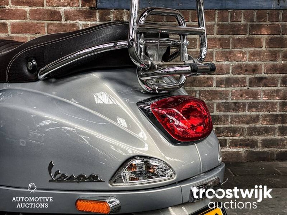 Piaggio Vespa LX50 Roller