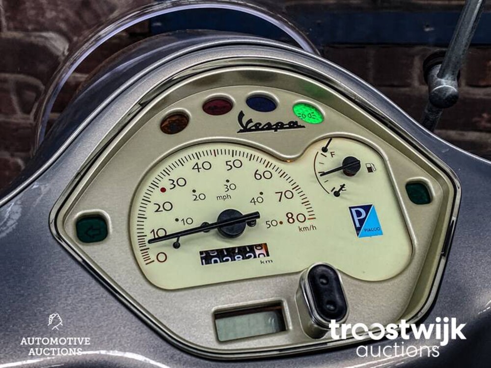 Piaggio Vespa LX50 Roller