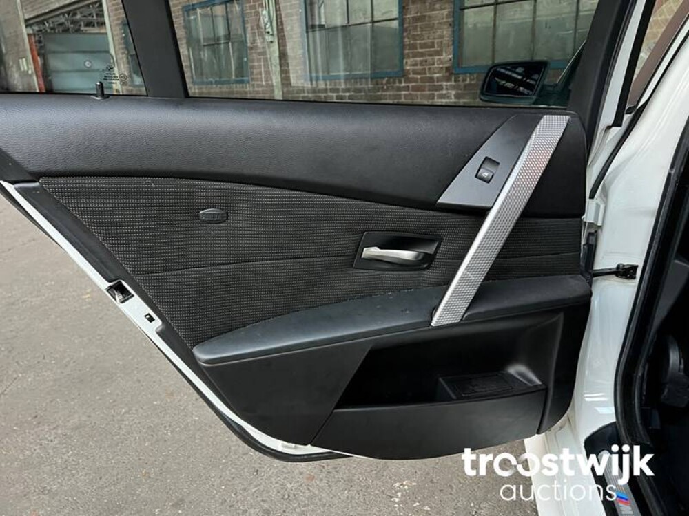 BMW 530i M-Sport E60 231pk 2004 5-serie Car