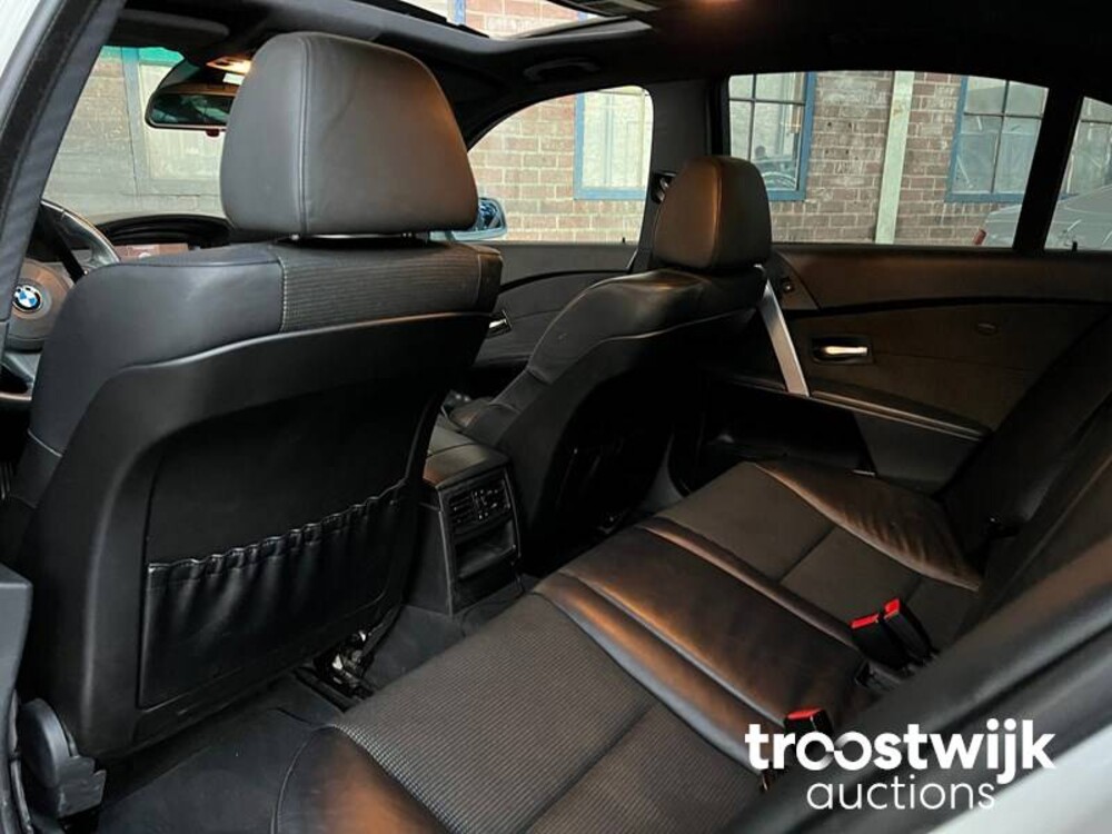 BMW 530i M-Sport E60 231pk 2004 5-serie Car