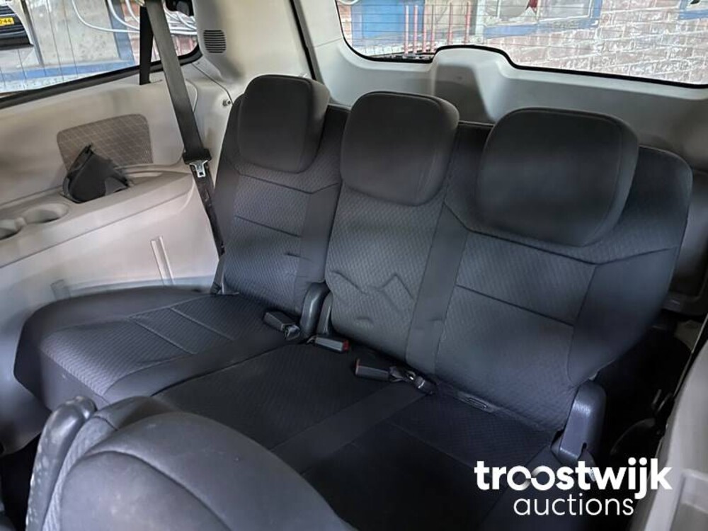 Chrysler Grand Voyager CRD Signature Series 2.8  Car