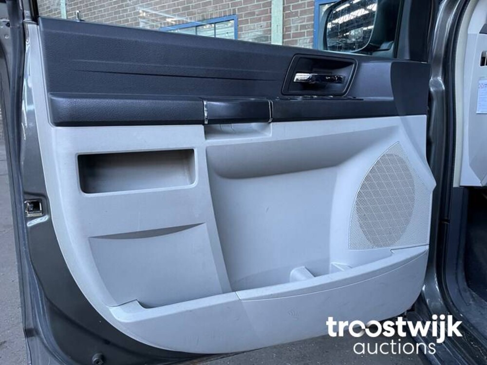 Chrysler Grand Voyager CRD Signature Series 2.8  Car