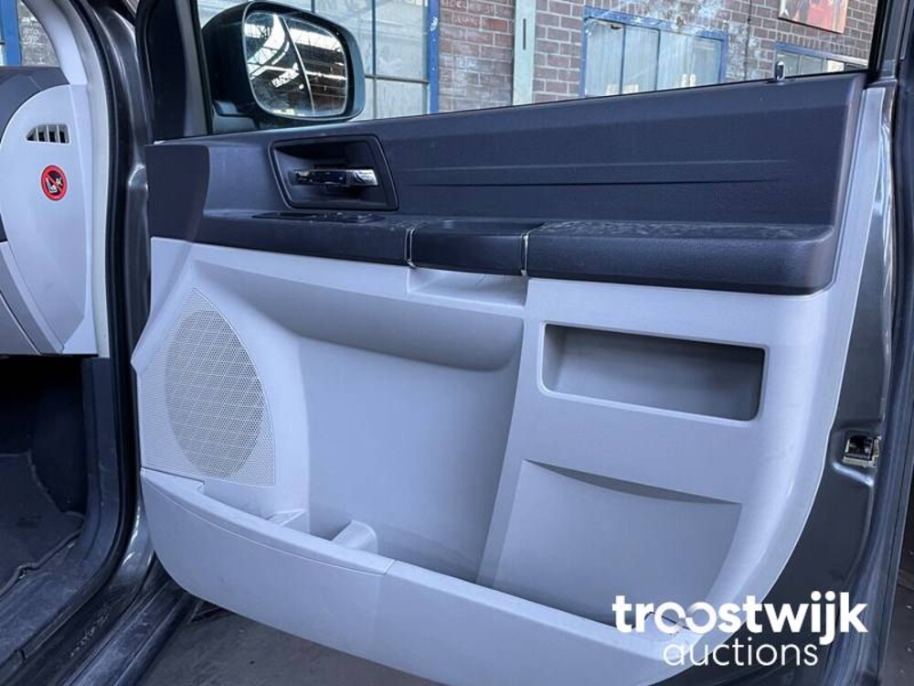 Chrysler Grand Voyager CRD Signature Series 2.8  Car